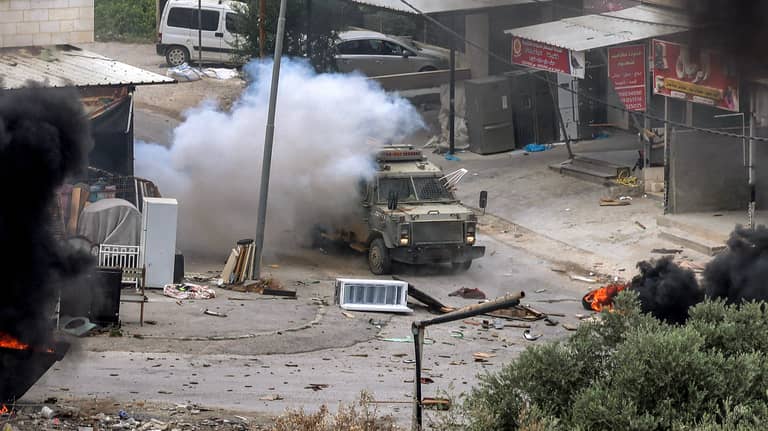 عنصر أمن فلسطيني يخالف "المتعارف عليه" ويساند كتيبة جنين