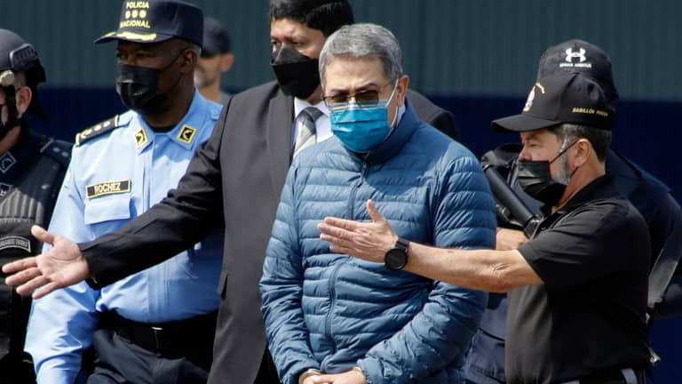 ترامب يعفو عن رئيس دولة مُدان بالاتجار في المخدرات