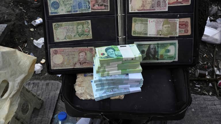 عملة إيران تهبط لمستوى غير مسبوق