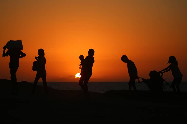 على حافة الموت في غزة.. معركة لميس اليومية لإنقاذ أطفالها
