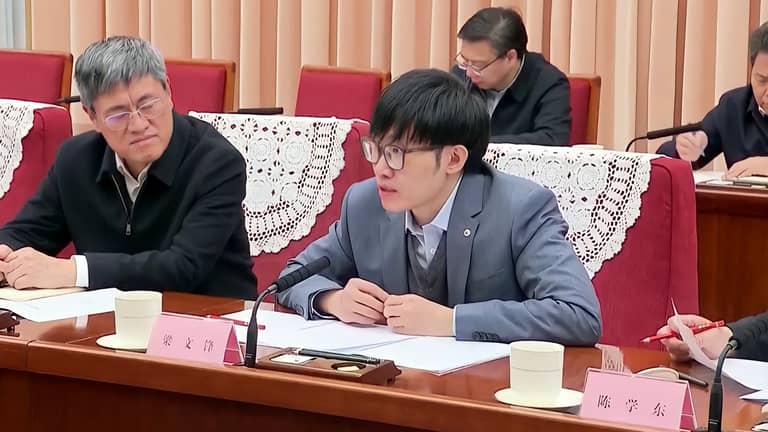 ليانغ وينفينغ.. كيف تجاوز صاحب Deepseek قيود أميركا والصين؟