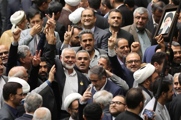 إيران تبحث "استراتيجية الرد".. وتتوعد