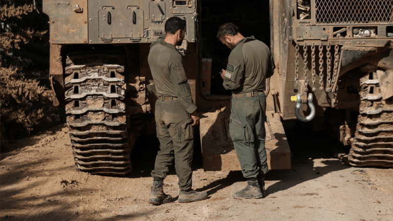 من القتال إلى "التعفيش".. صور تحرج الجيش الإسرائيلي