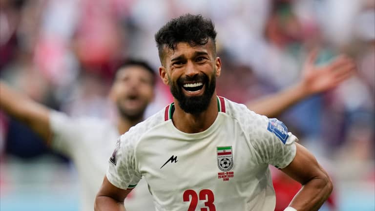 "500 مليون ريال".. عقوبة للاعب إيراني عانق مشجعة