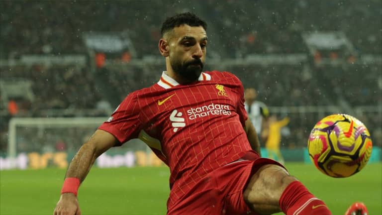 بقميص العدو التاريخي.. رسالة "مجنونة" لمحمد صلاح