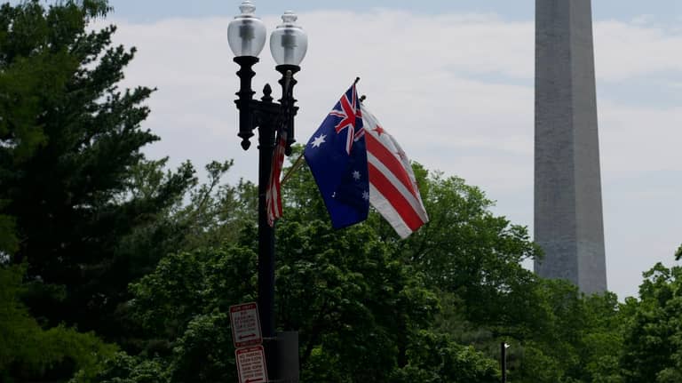 واشنطن ترفع أعلام الدولة الخطأ لاستقبال ملك بريطانيا