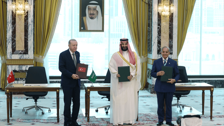 توقيع "اتفاقية مكة للدفاع المشترك" بين السعودية وباكستان وتركيا