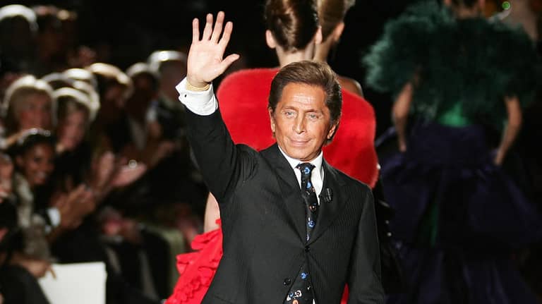 "أحمر فالنتينو".. حكاية اللون الذي حكم عرش الجمال لنصف قرن