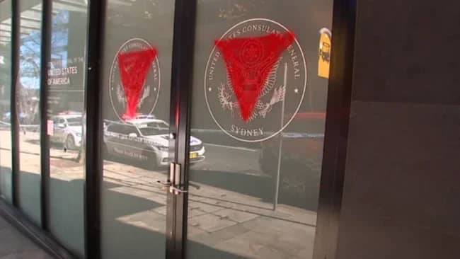 المثلث الأحمر على واجهة القنصلية الأميركية في سيدني