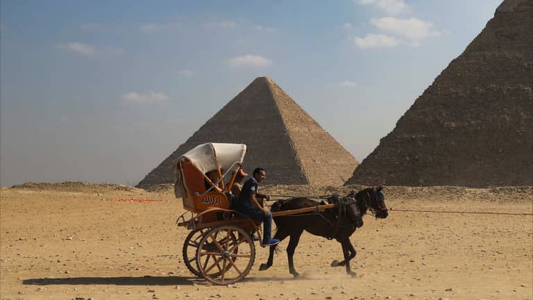 "تكسير الهرم".. فيديو صادم وتوضيح حكومي في مصر