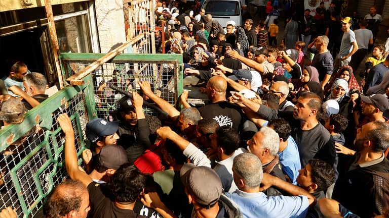 قصفوا المطاحن والطوابير.. رحلة البحث عن الخبز في غزة