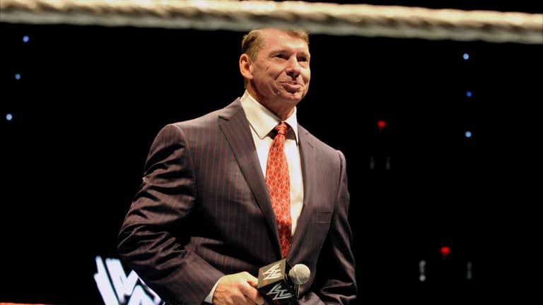 بعد WWE.. هل ينتقل فينس مكمان إلى NFL؟