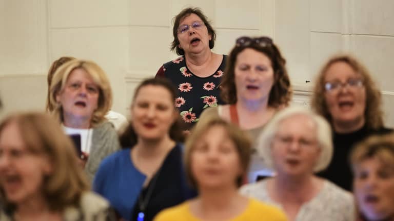 روشتة غنائية.. كيف تحولت "جوقة الكبار" إلى علاج للتوتر؟