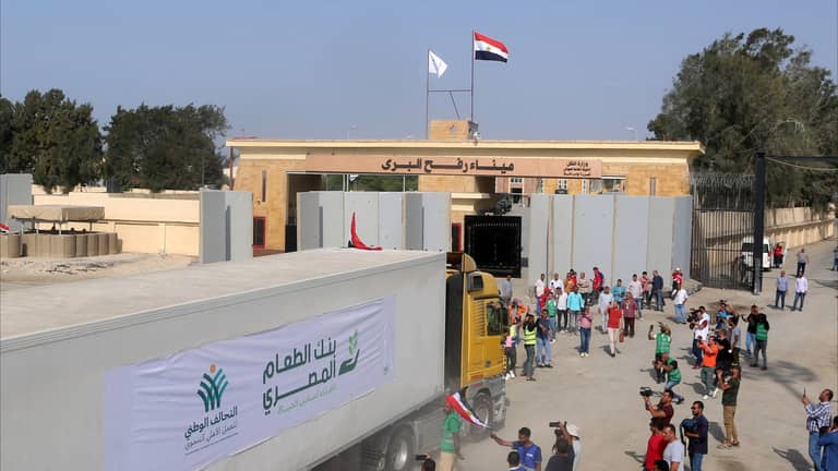 النفط يتراجع بالتزامن مع دخول المساعدات لغزة