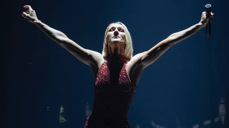 "الطفلة الأخيرة".. سيلين تُسقِط الميكروفون من يدها