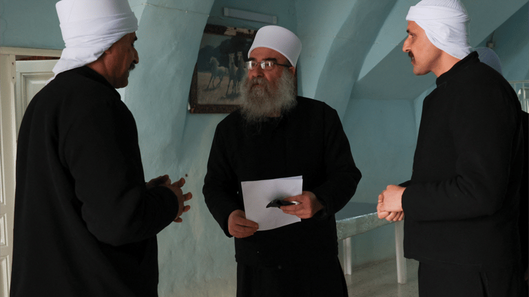 الهجري يهاجم الحكومة السورية.. و"المجلس العسكري" يتبنى موقفه