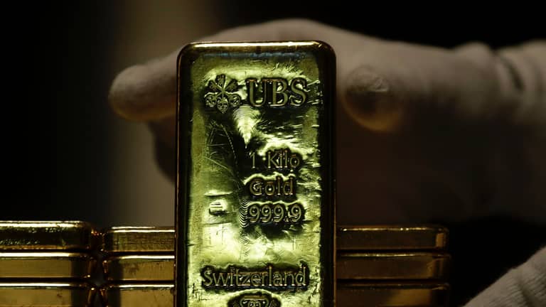 الذهب يقفز 2% ويسجل أعلى مستوى في شهر