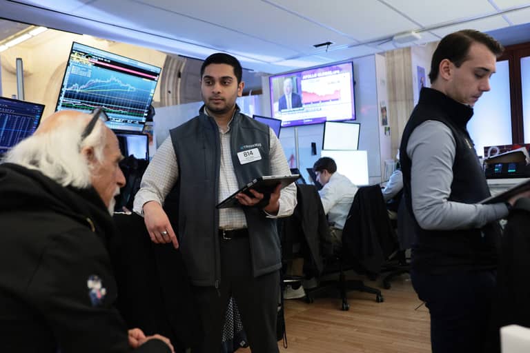 النفط والذهب والدولار.. هرمز يربك الأسواق
