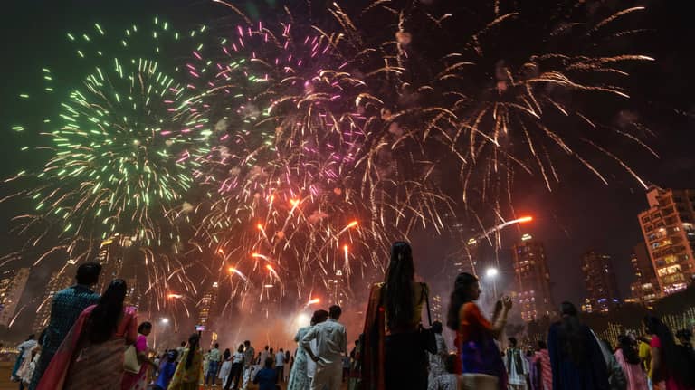 انتهى ديوالي وبقي دخانه.. الهند تختنق بعد المهرجان