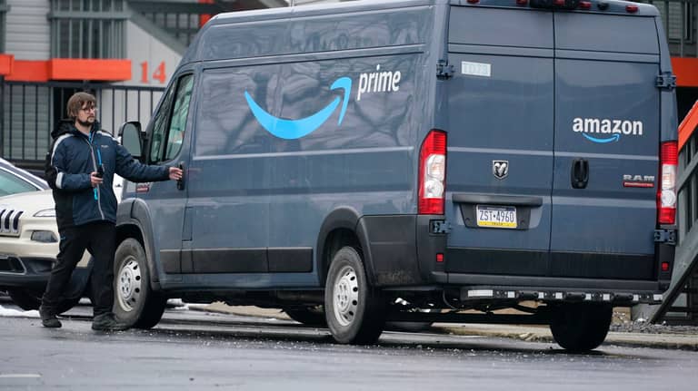 أمازون تقيل مئات الموظفين