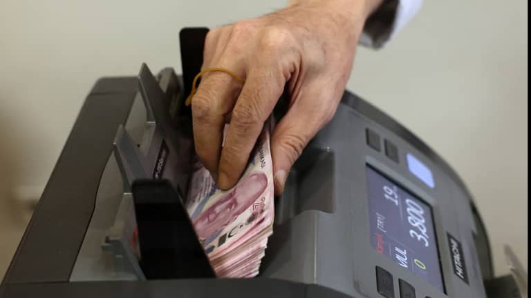 التضخم يدفع الليرة التركية إلى تراجع قياسي أمام الدولار