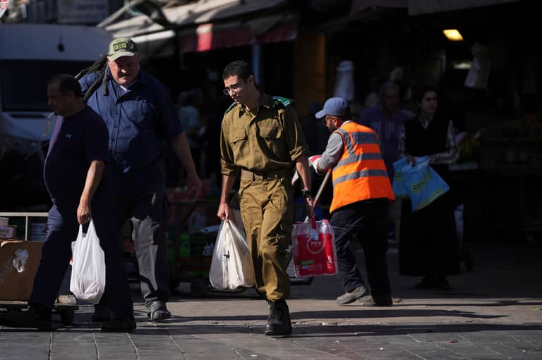 بنوك إسرائيل تربح المليارات من حرب غزة وتوزع الأسهم لتهدئة الغضب