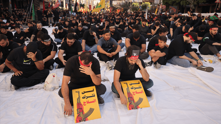 وول ستريت جورنال: إيران تكثّف تسليح حزب الله رغم الحصار