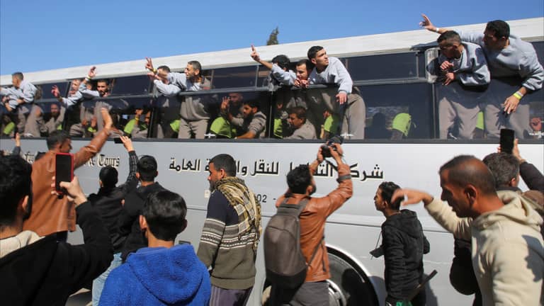 وصول 3 حافلات تقل معتقلين فلسطينيين إلى غزة