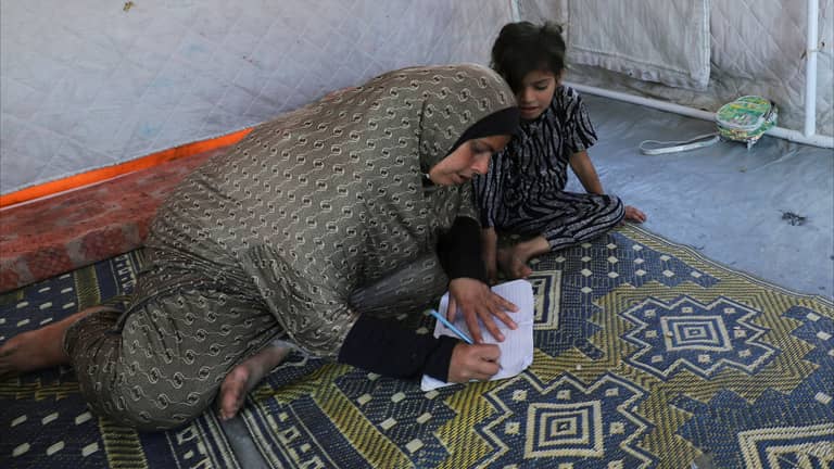 أغلقت "التكية" فجاعوا.. عائلة ميرفت لم تأكل يوما كاملا