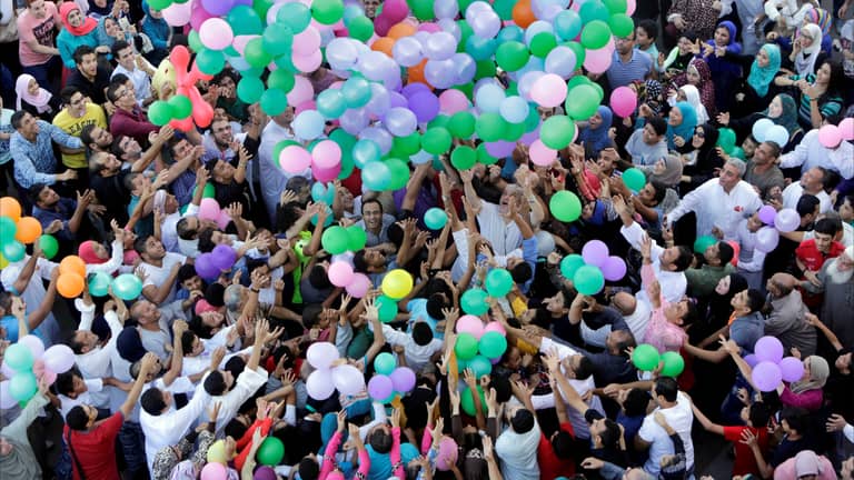 دول عربية تعلن موعد أول أيام عيد الفطر