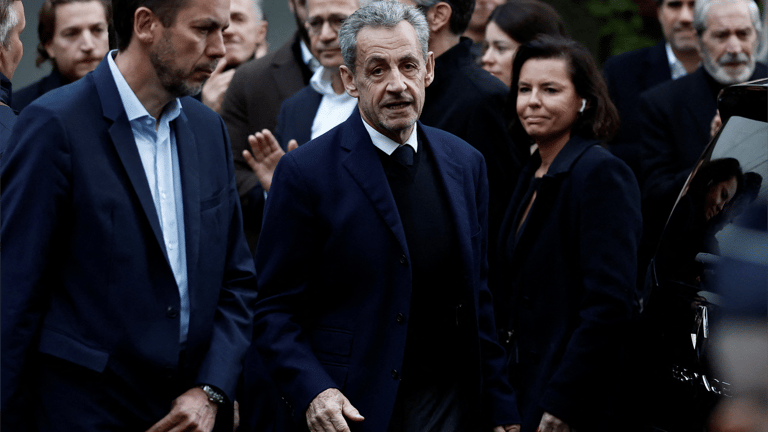 بـ3 كتب وعشر صور.. هكذا دخل ساركوزي زنزانة الـ9 أمتار