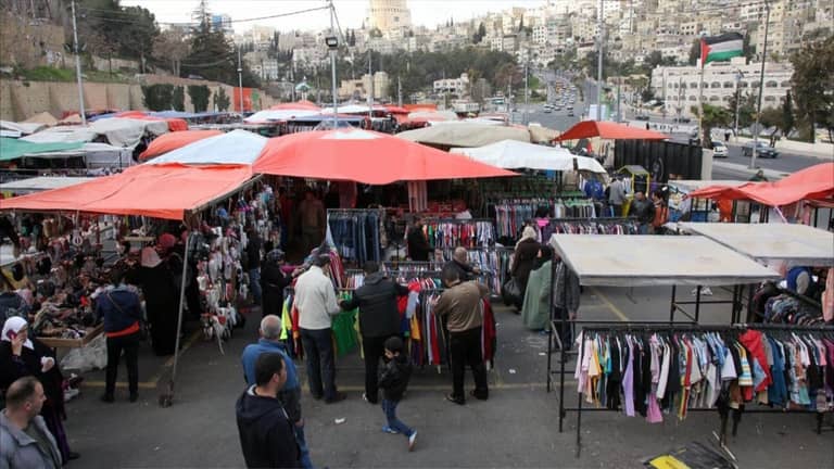 سوق "الجمعة".. ملاذ للبائعين ومتنفس للأسر الأردنية
