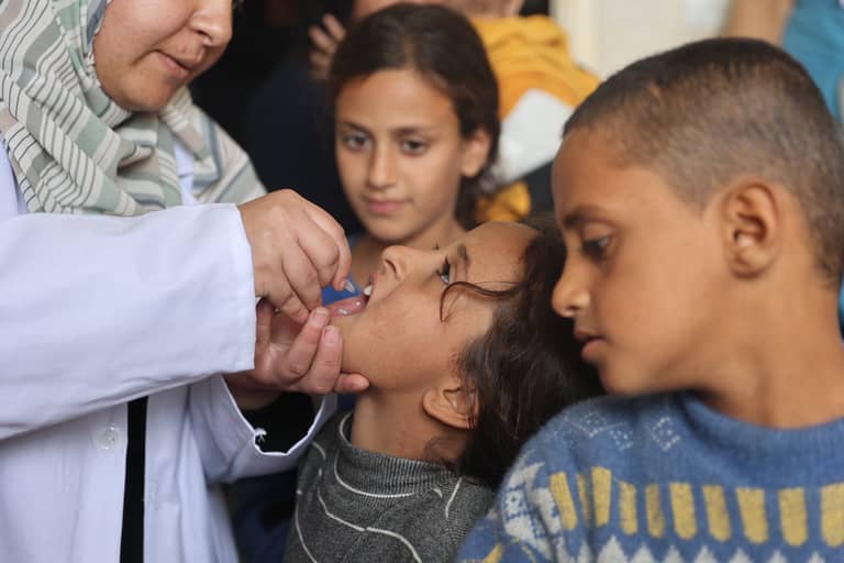 جرحى بقصف "مجهول" على مركز تلقيح الأطفال في غزة