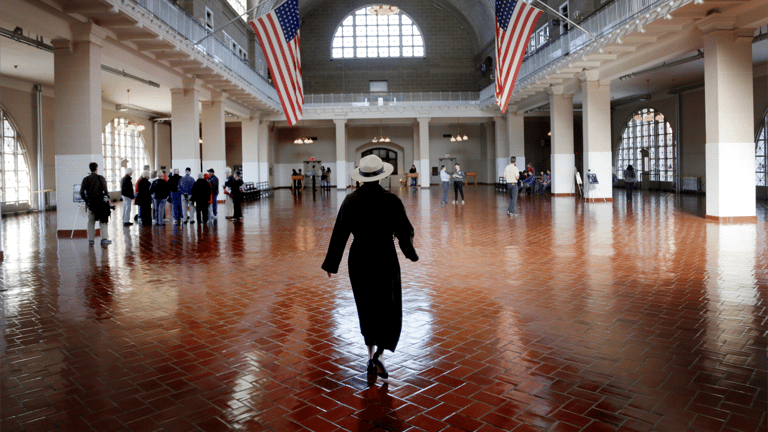 "The Citizen Ship".. سباق تلفزيوني نحو الجنسية الأميركية