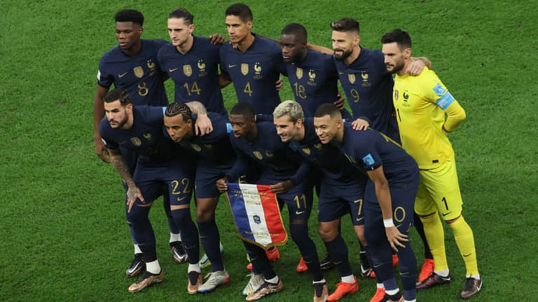 رباعي فرنسي في مواجهة العنصرية.. من أين جاءتهم الجرأة؟