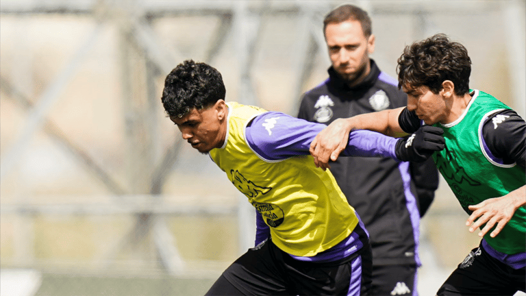 في الليجا.. لاعب يضرب زميله على مقاعد البدلاء