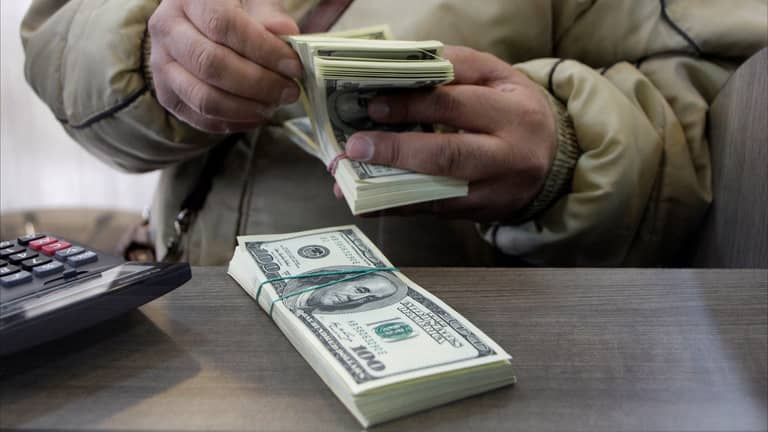 العراق ينهي السحب بالدولار في أول يناير