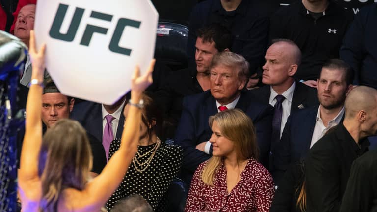 ترامب يحتفل بالثمانين باللكمات.. البيت الأبيض يتحول إلى حلبة UFC