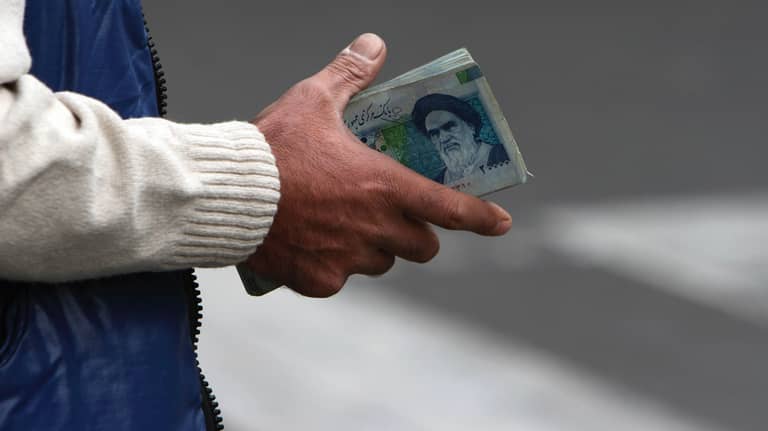 "تدهور العملة والتضخم" يطيحان بوزير مالية إيران