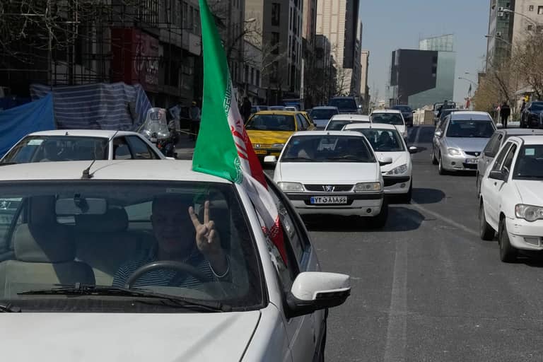 بعد البحر والجو.. ترامب يطارد مجتبى على سكك الحديد