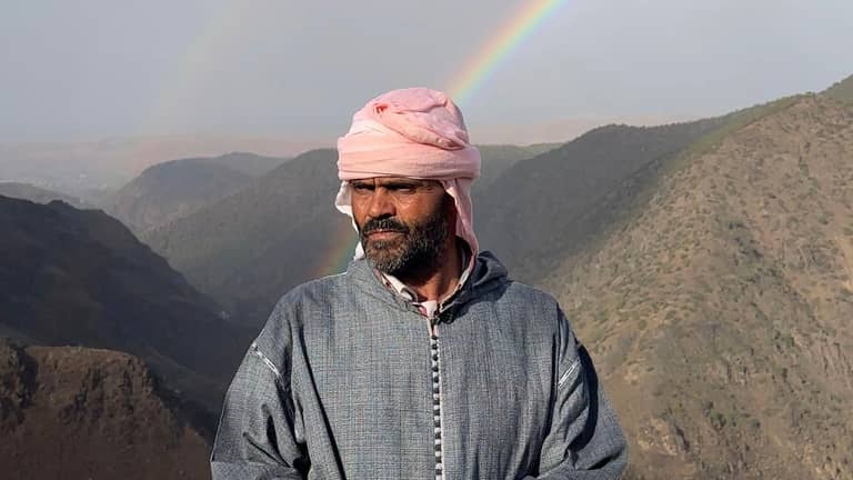 الزلزال خطف ٥ من عائلته.. محمد المغربي يتذكر الفاجعة فوق ركام منزله