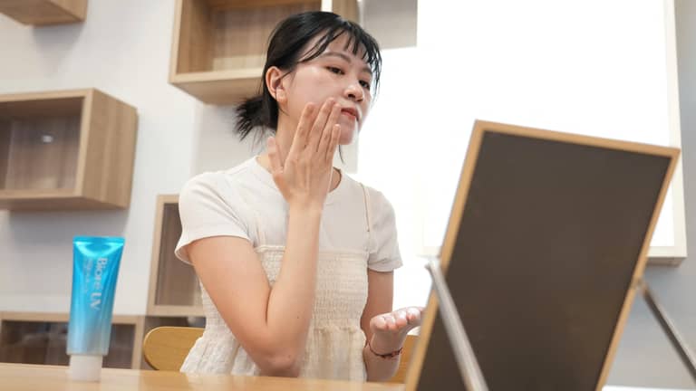 بيضاء على الطريقة اليابانية.. ما سر الهوس بـ"واقيات الشمس"؟
