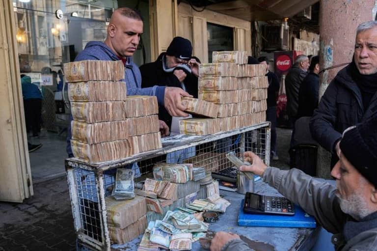 العراقيون يحاصرون المركزي والدولار يعمق خسائر الدينار