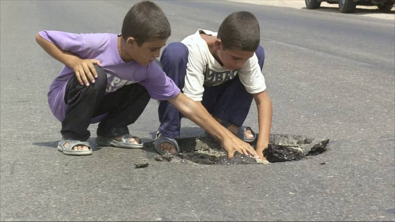 قنابل موقوتة.. العراق يستعين بـ"الساقي" لمحو مخلفات الحرب