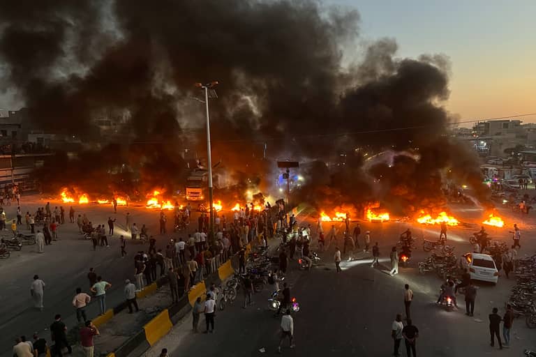 أكبر موجة احتجاجات منذ سقوط الأسد.. ماذا يجري في سوريا؟