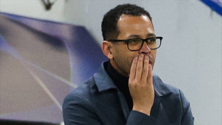 مدرب تشيلسي قد يدفع الثمن منفردا