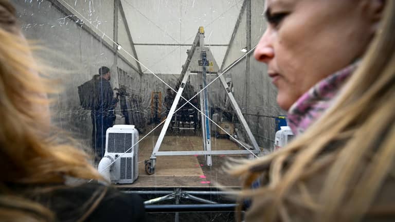 رعب الـ10 ساعات.. كيف ستنتقل "أشهر منسوجة" في العالم إلى لندن؟