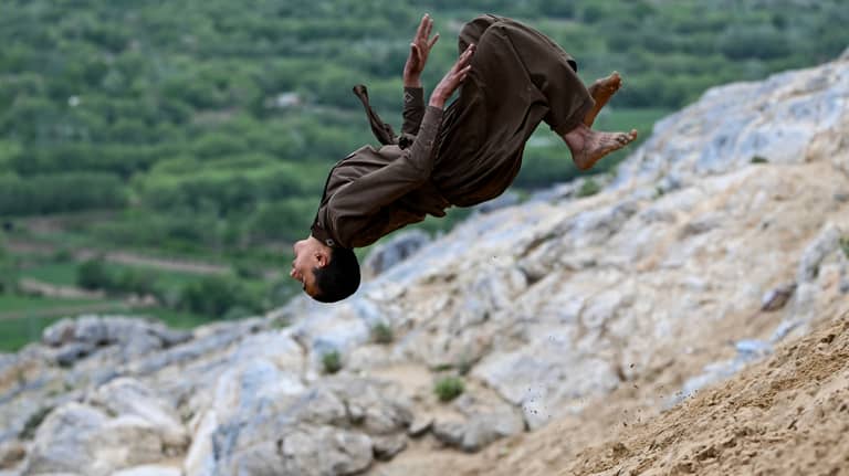 "باركور" ومغامرات فوق جبل الرمال المتحركة بأفغانستان