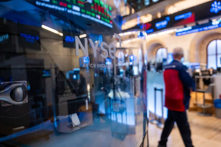أسبوع التناقضات في الأسواق.. النفط يخسر والذهب يلمع