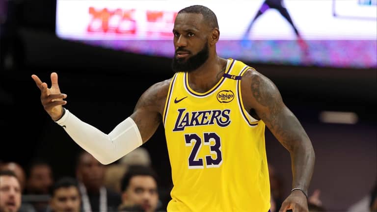 ليبرون جيمس يسطر تاريخا جديدا في NBA